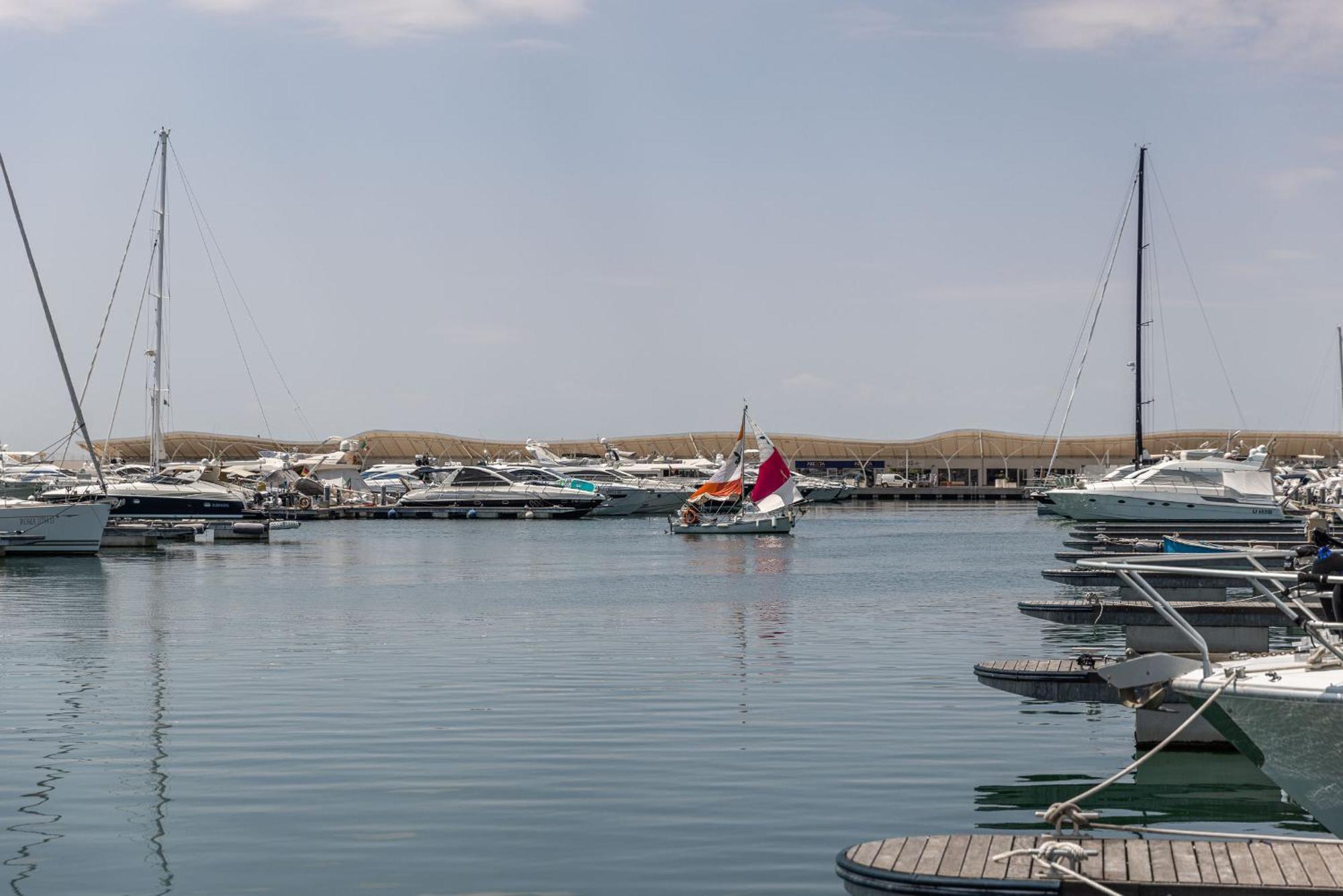 فندق Marina Del Gargano Houseboat مانفريدونيا المظهر الخارجي الصورة