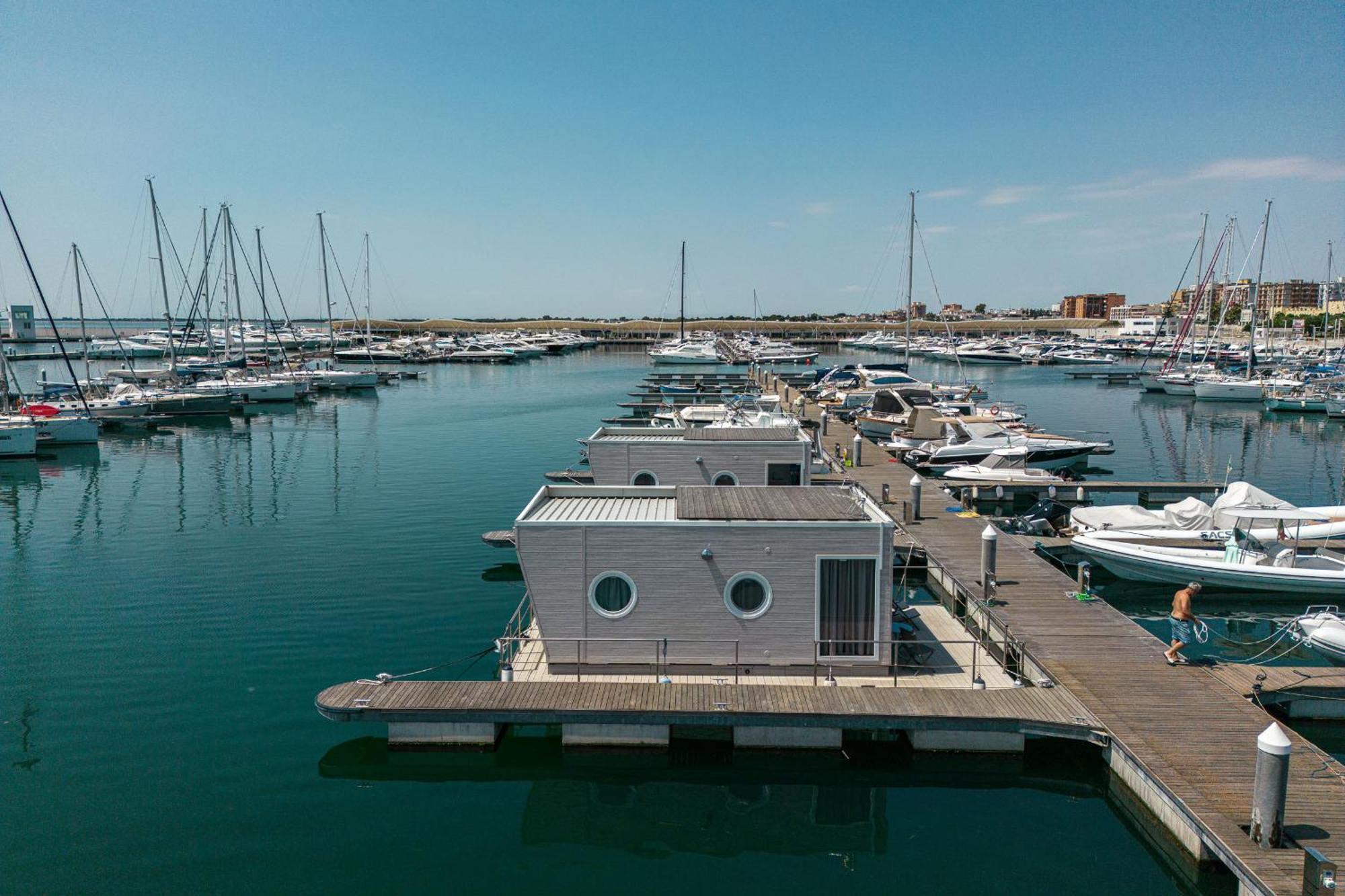 فندق Marina Del Gargano Houseboat مانفريدونيا المظهر الخارجي الصورة