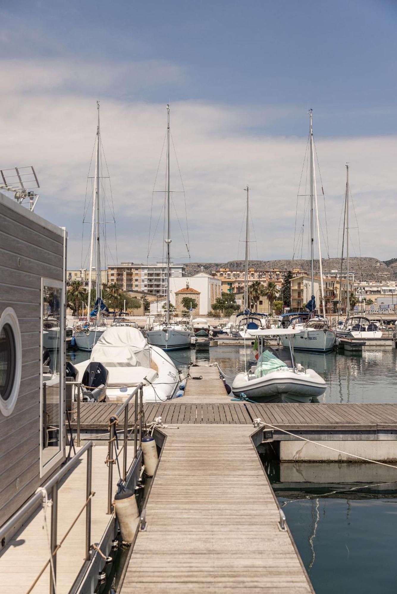 فندق Marina Del Gargano Houseboat مانفريدونيا المظهر الخارجي الصورة