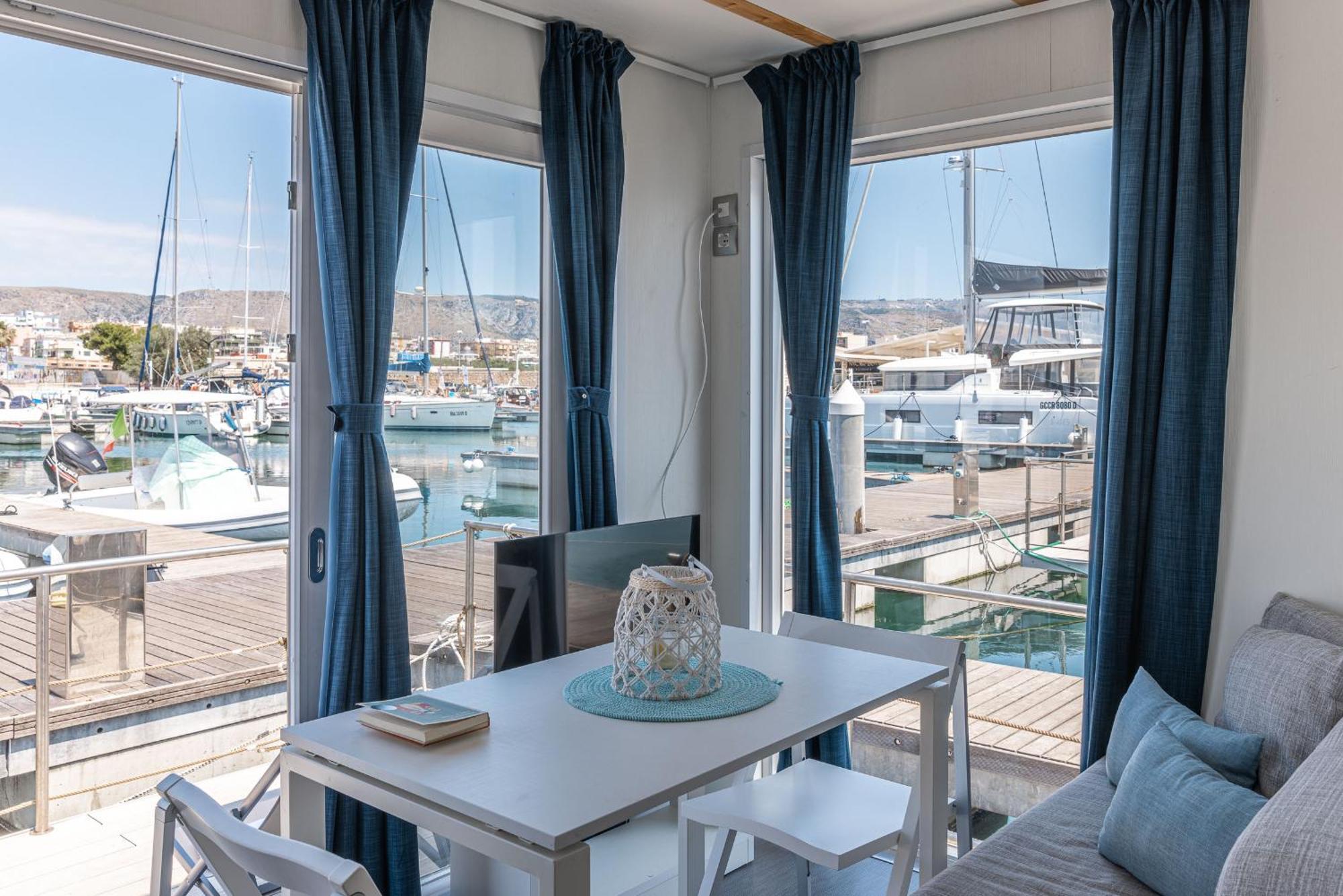 فندق Marina Del Gargano Houseboat مانفريدونيا المظهر الخارجي الصورة