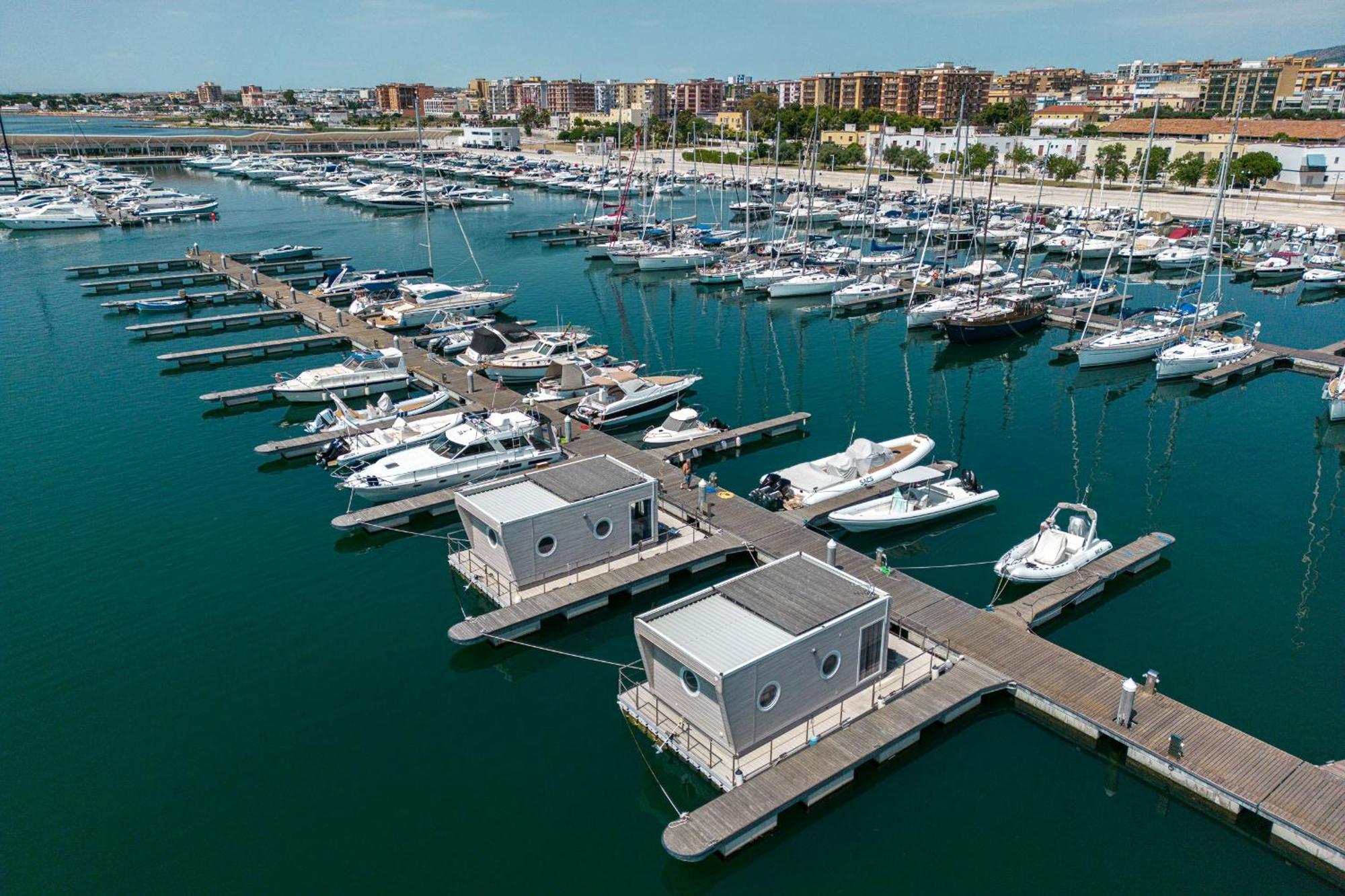 فندق Marina Del Gargano Houseboat مانفريدونيا المظهر الخارجي الصورة