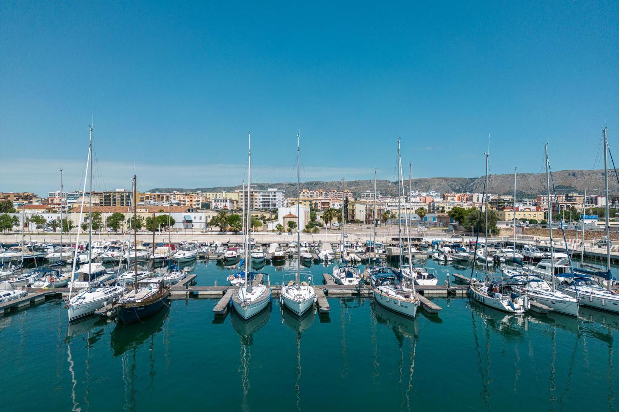 فندق Marina Del Gargano Houseboat مانفريدونيا المظهر الخارجي الصورة