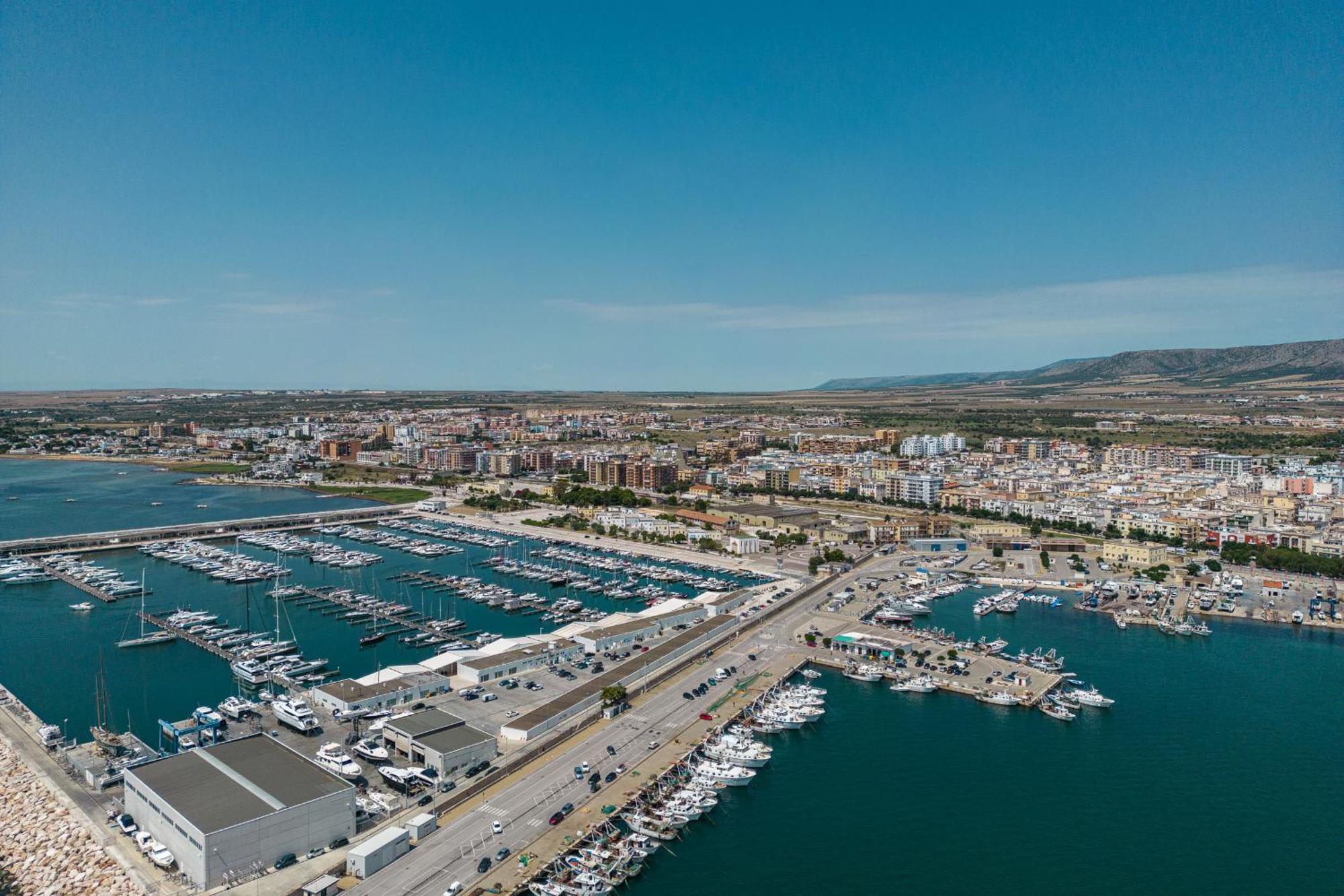 فندق Marina Del Gargano Houseboat مانفريدونيا المظهر الخارجي الصورة