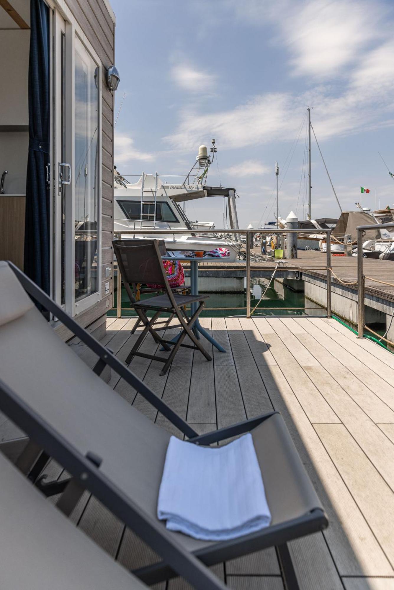 فندق Marina Del Gargano Houseboat مانفريدونيا المظهر الخارجي الصورة