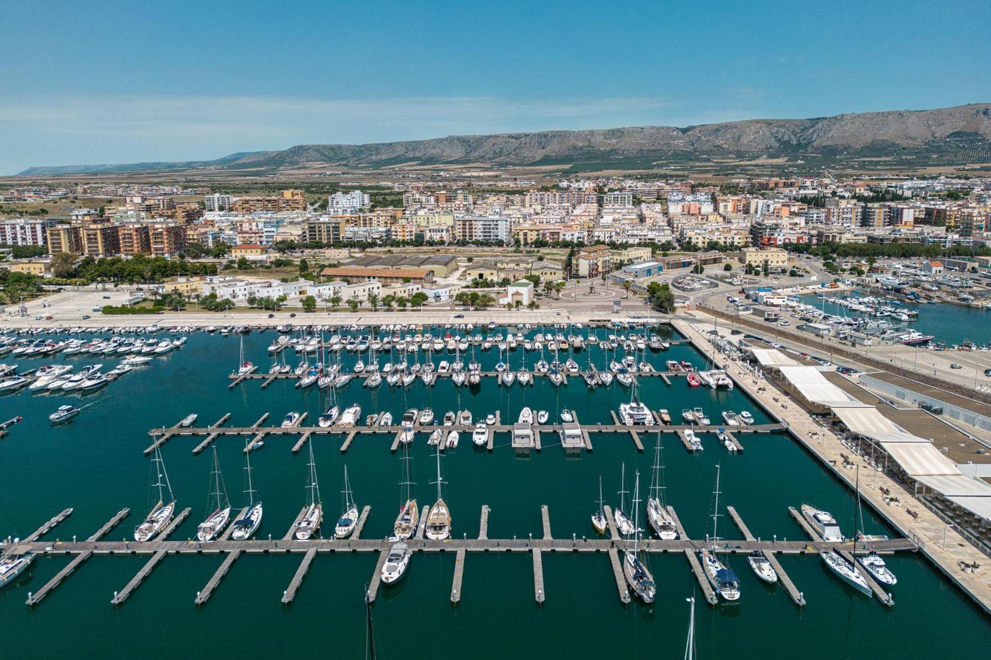فندق Marina Del Gargano Houseboat مانفريدونيا المظهر الخارجي الصورة