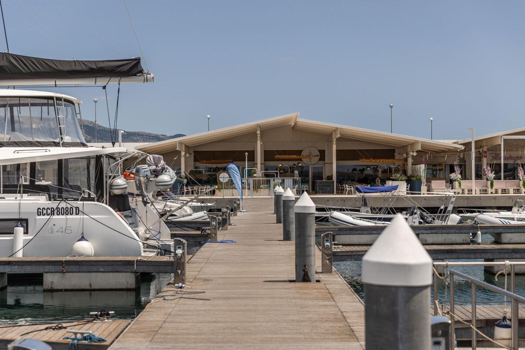 فندق Marina Del Gargano Houseboat مانفريدونيا المظهر الخارجي الصورة