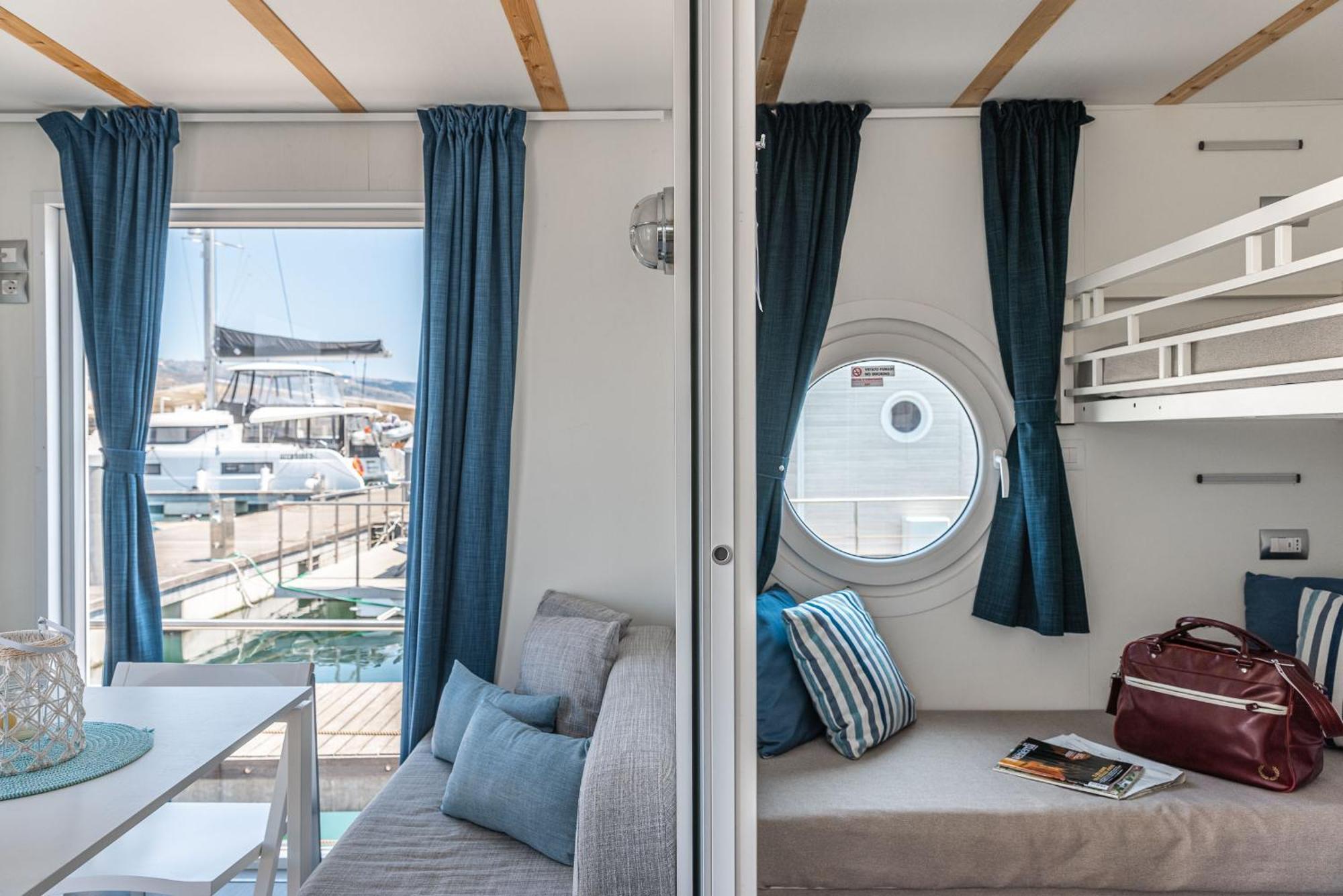 فندق Marina Del Gargano Houseboat مانفريدونيا المظهر الخارجي الصورة