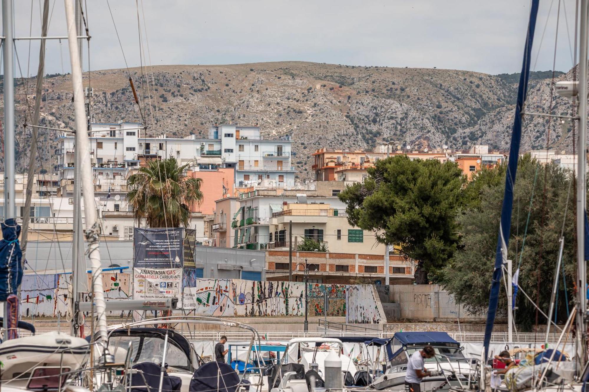 فندق Marina Del Gargano Houseboat مانفريدونيا المظهر الخارجي الصورة