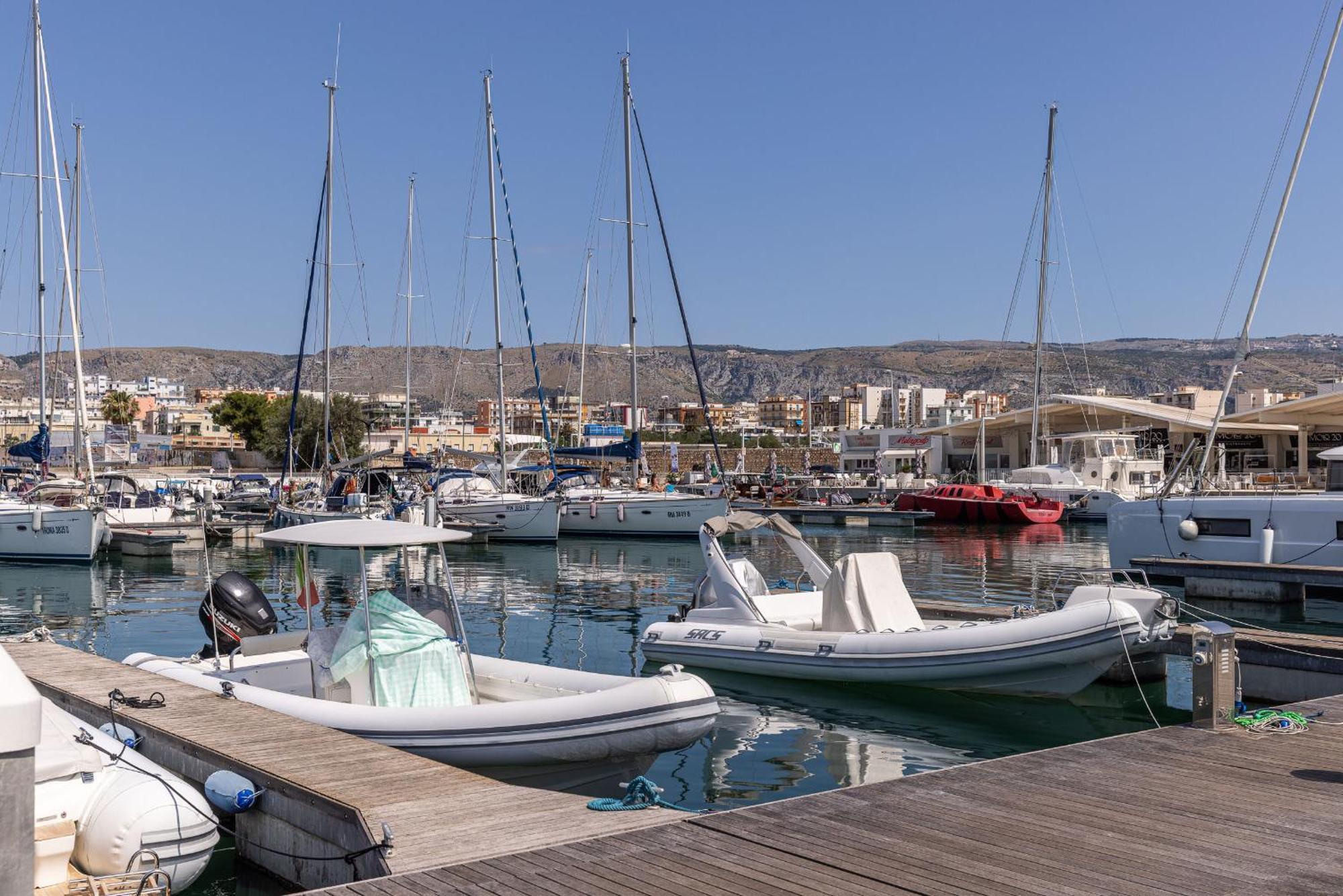 فندق Marina Del Gargano Houseboat مانفريدونيا المظهر الخارجي الصورة